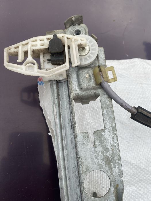 Стеклоподьепник Рено меган 2