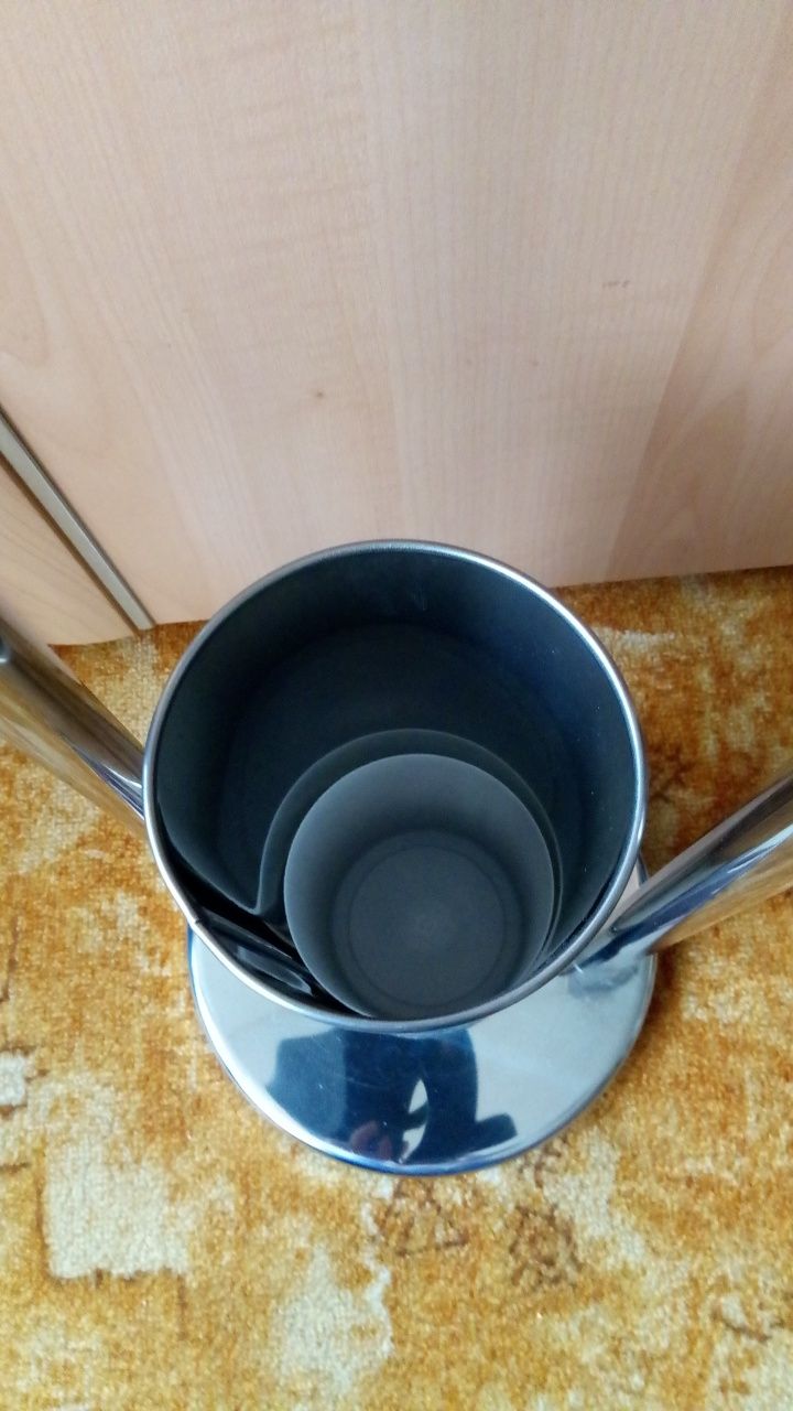 Stojak na szczotke do wc wraz z uchwytem na papier.