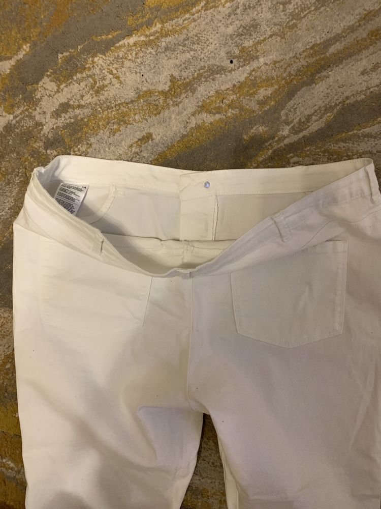 Białe spodnie jeansowe męskie