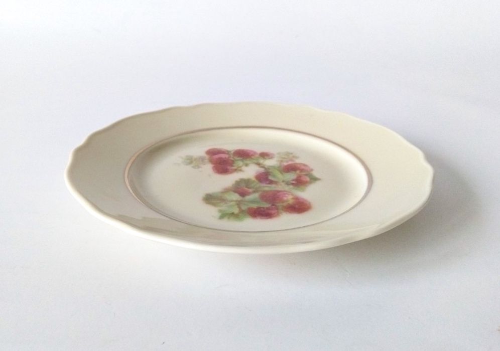 Talerz porcelana ecru truskawki złocony kremowy stary