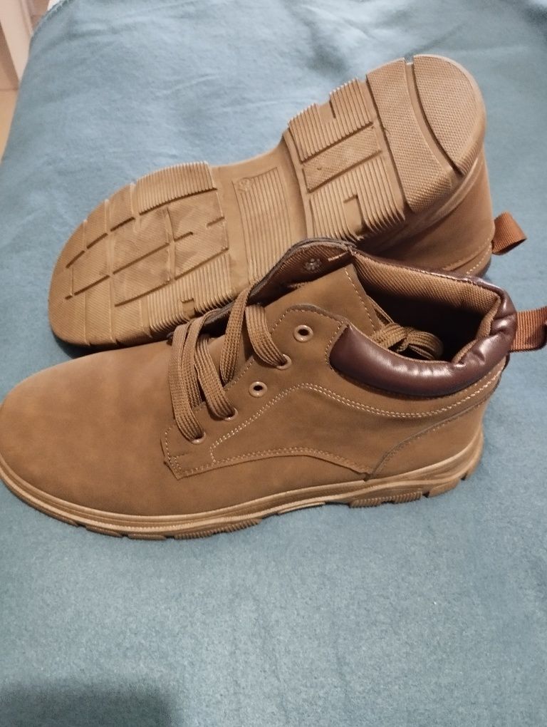 Botas novas de Khaki