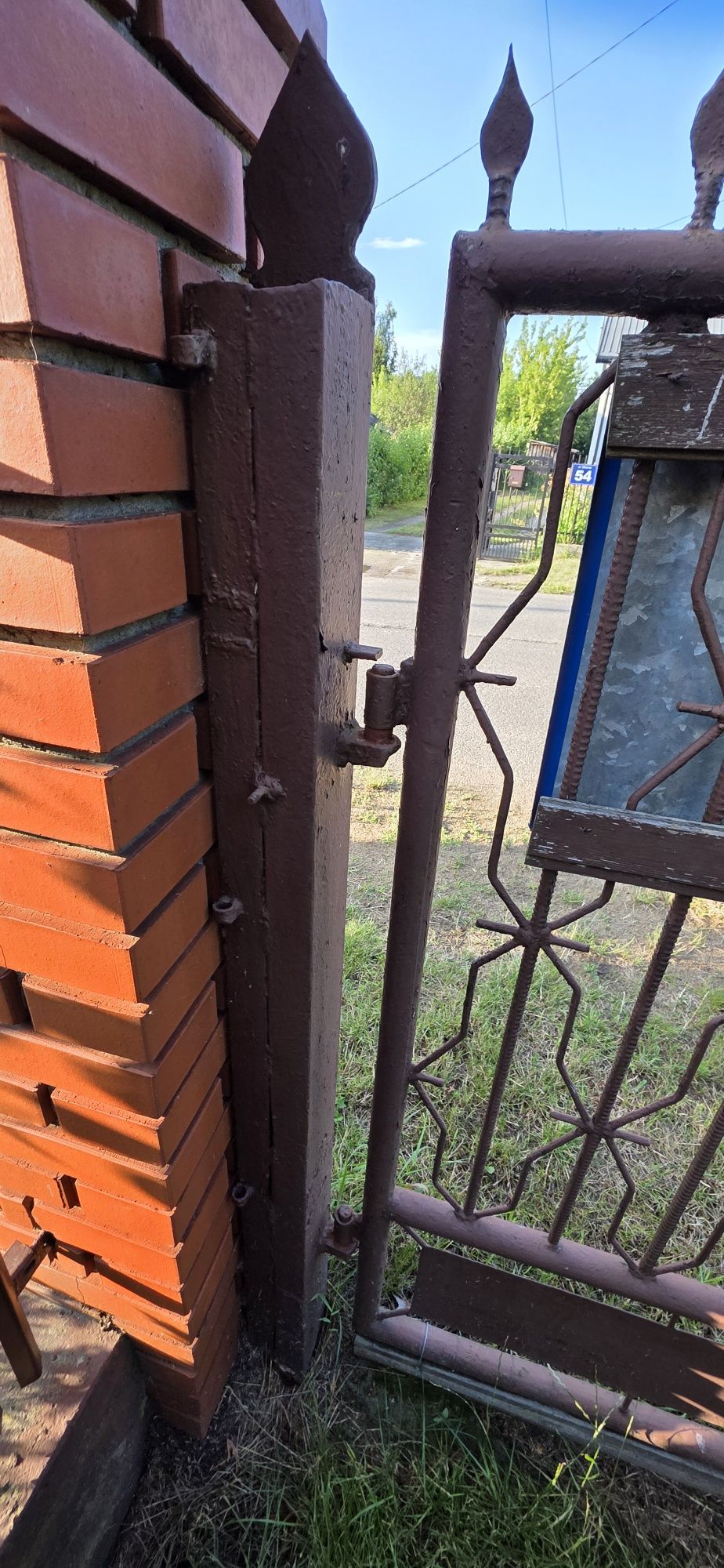 Brama wjazdowa dwuskrzydłowa wraz z furtką, oraz słupkami