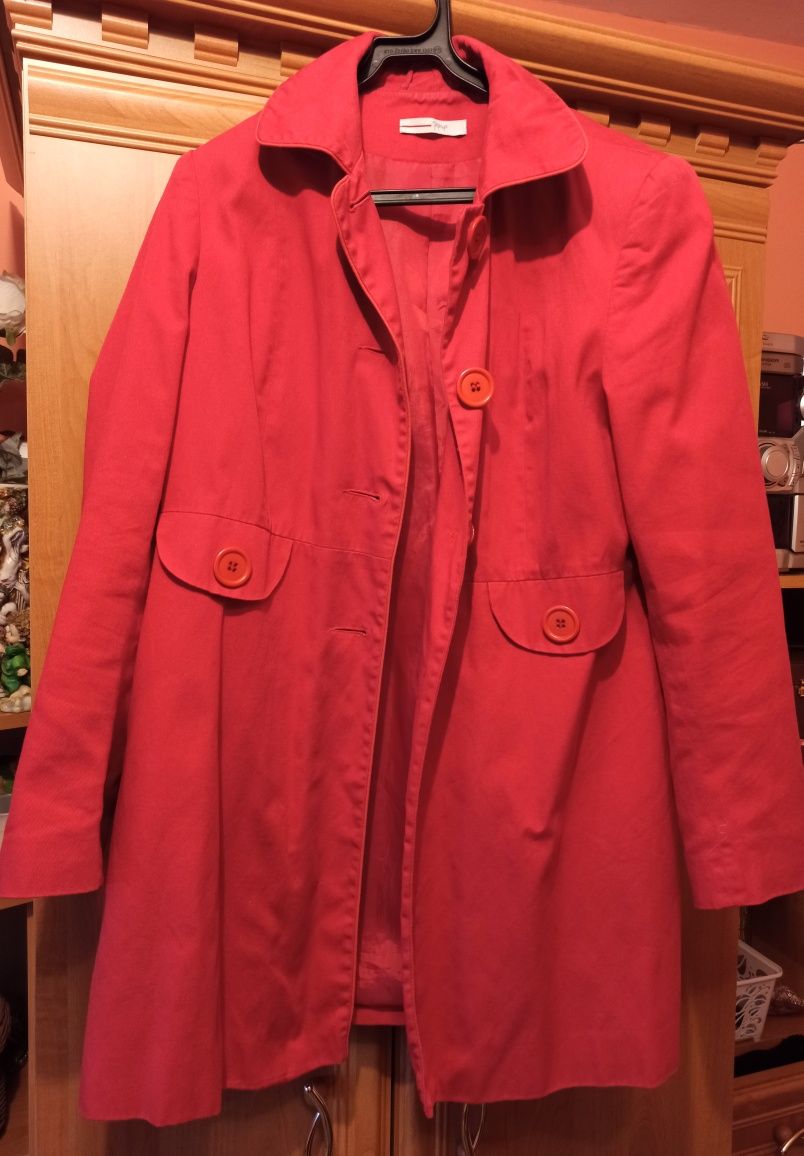 Czerwony płaszcz na jesień/wiosnę