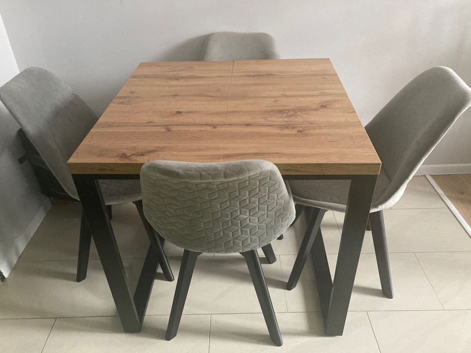 Stół rozkładany z krzesłami