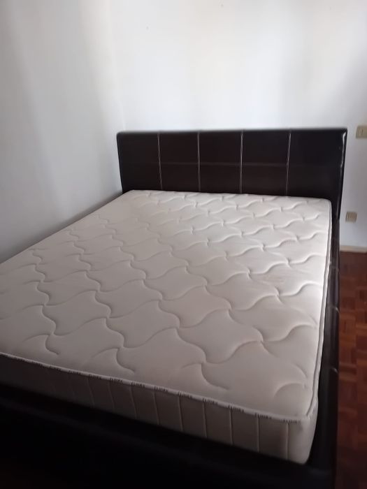 Cama com colchão em pele como nova