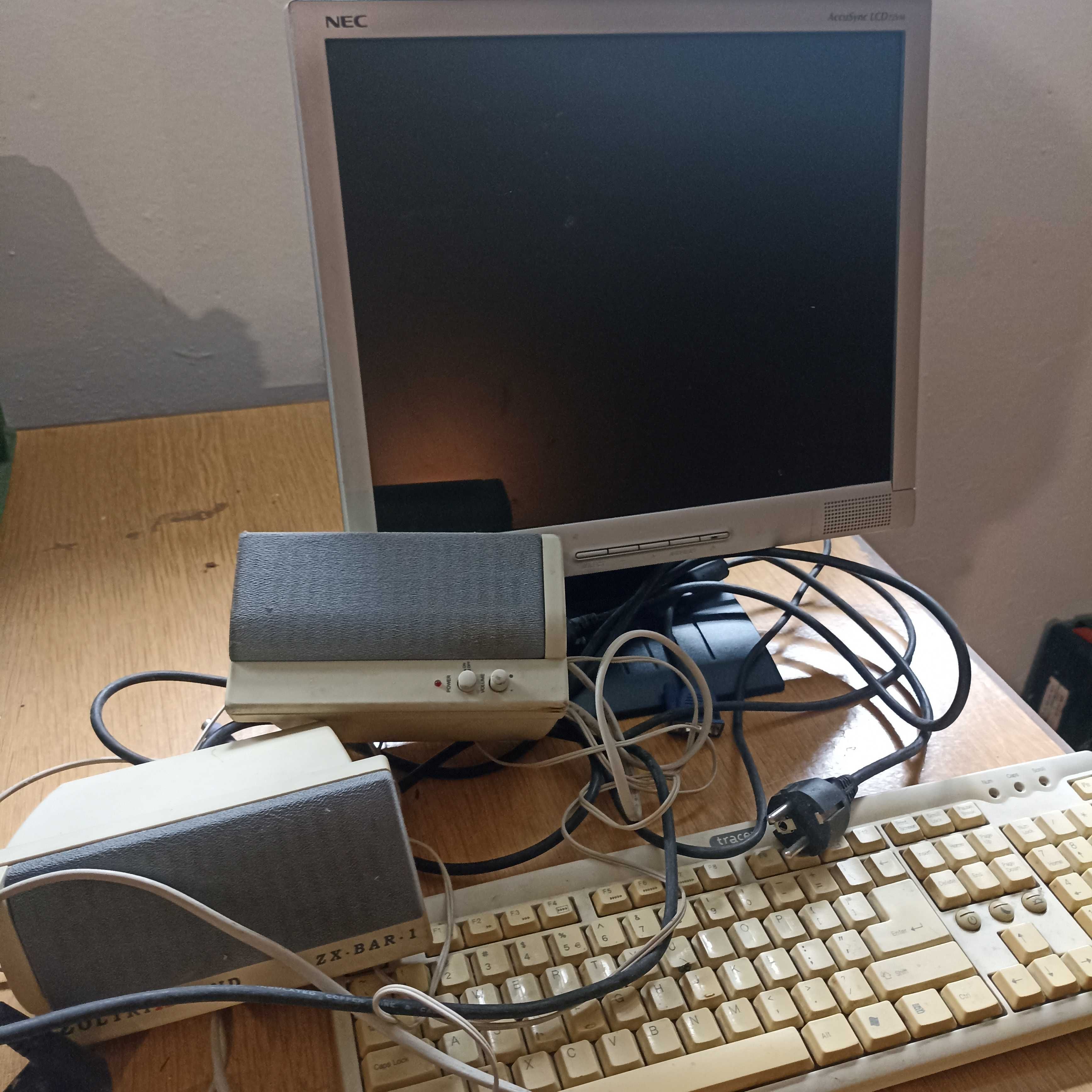 Monitor ,głośniki ,klawiatura -sprawne.