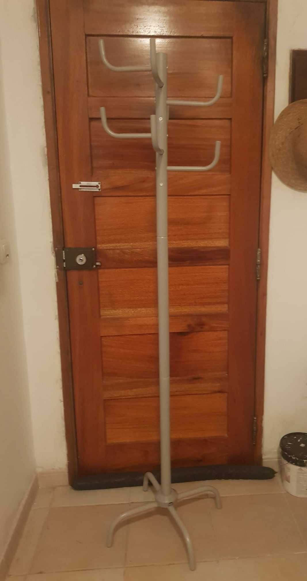 Cabide cinzento com 170 cm de altura