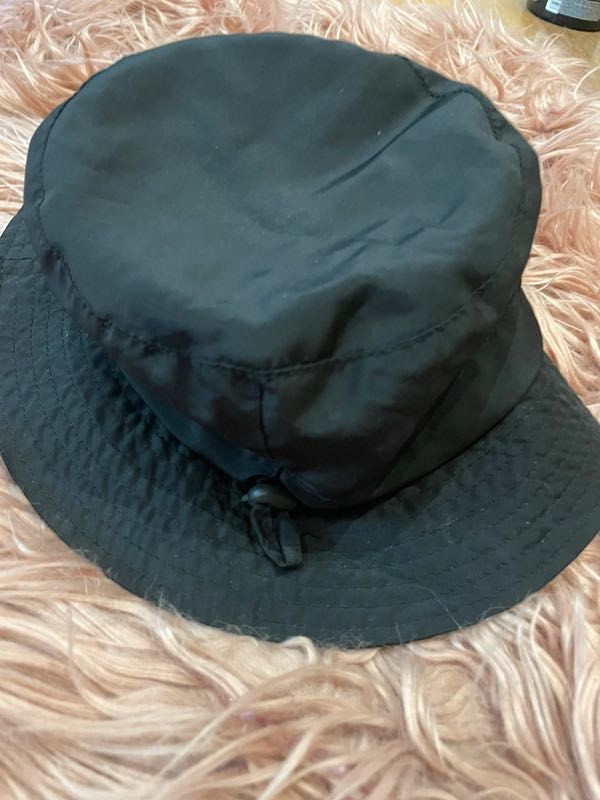 czarny bucket hat