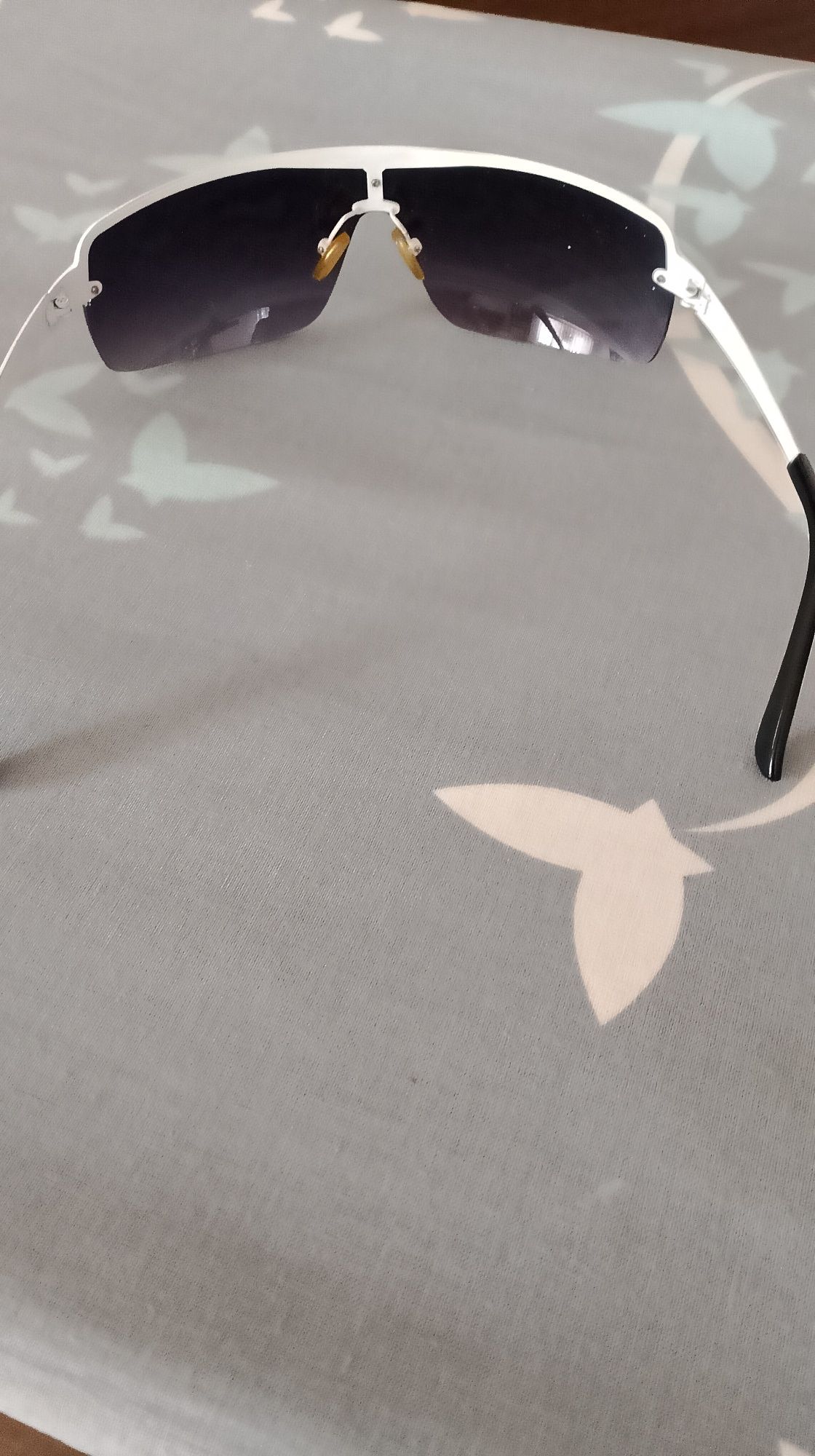 Okulary przeciwsłoneczne Giorgio Armani uszkodzone