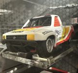 Hot Wheels 1989 Toyota Hilux Stadium Truck seria Elite 64