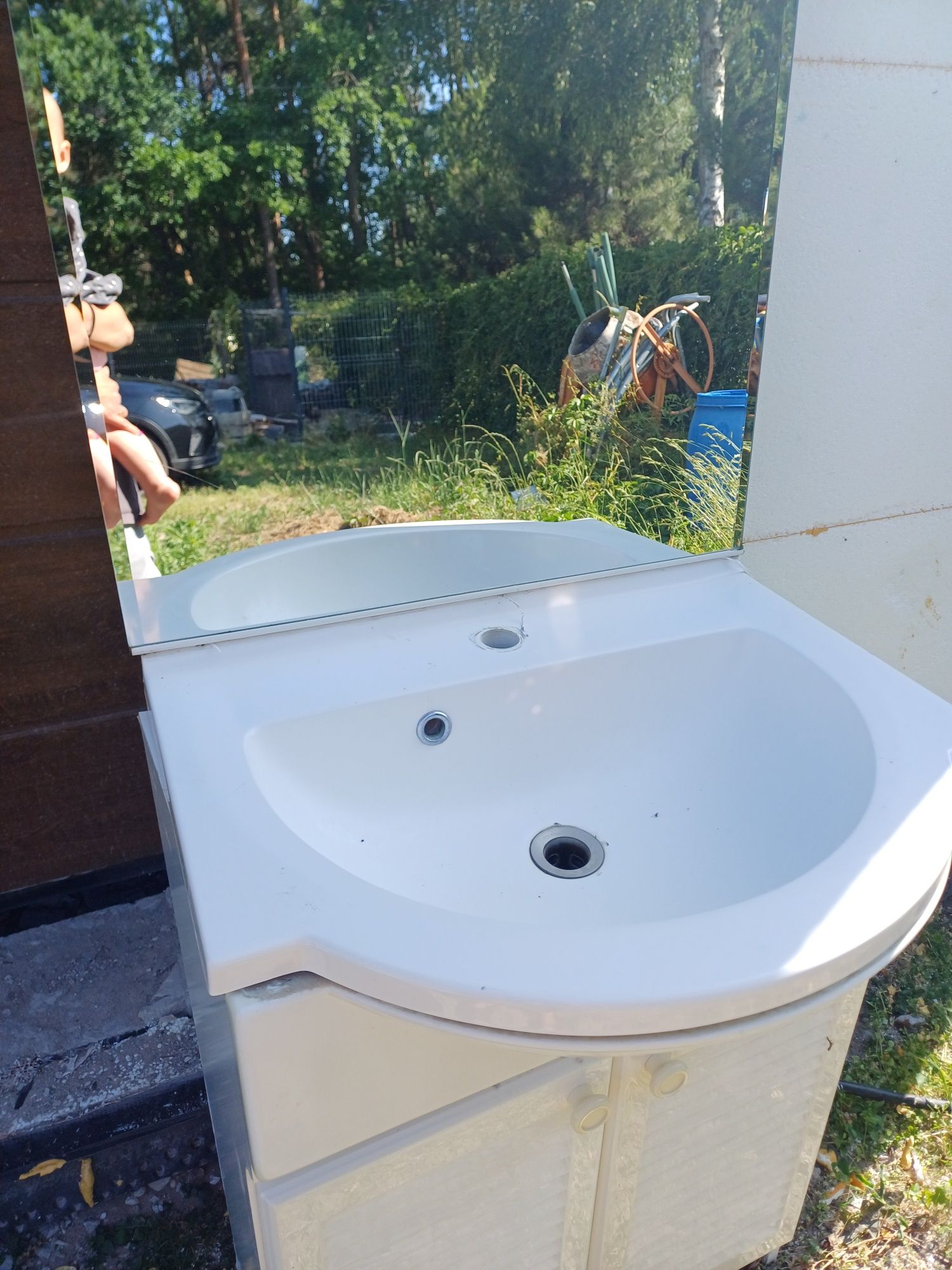 Meble łazienkowe lustro umywalka