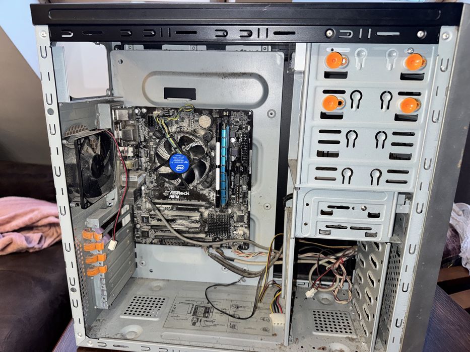 Obudowa komputera z płytą główną, procesorem i RAM