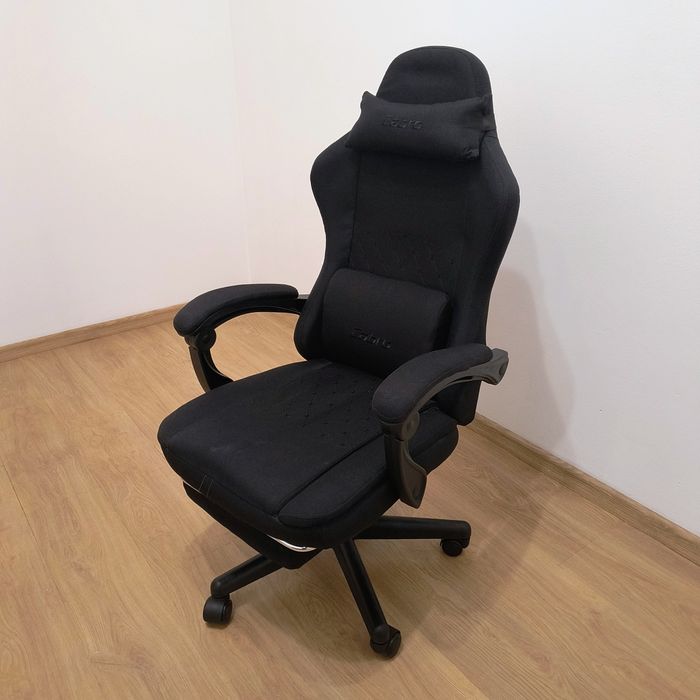 Fotel gamingowy czarny z podnóżkiem