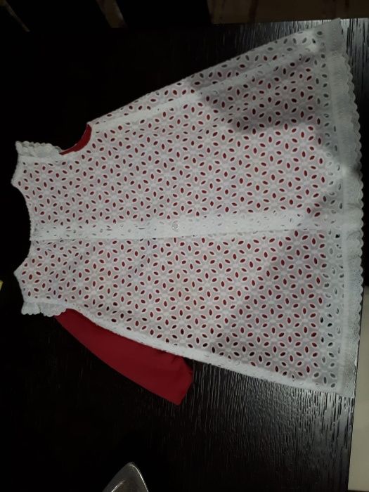 Vendo vestido branco com cuequinhas vermelhas tamanho 3 como novo