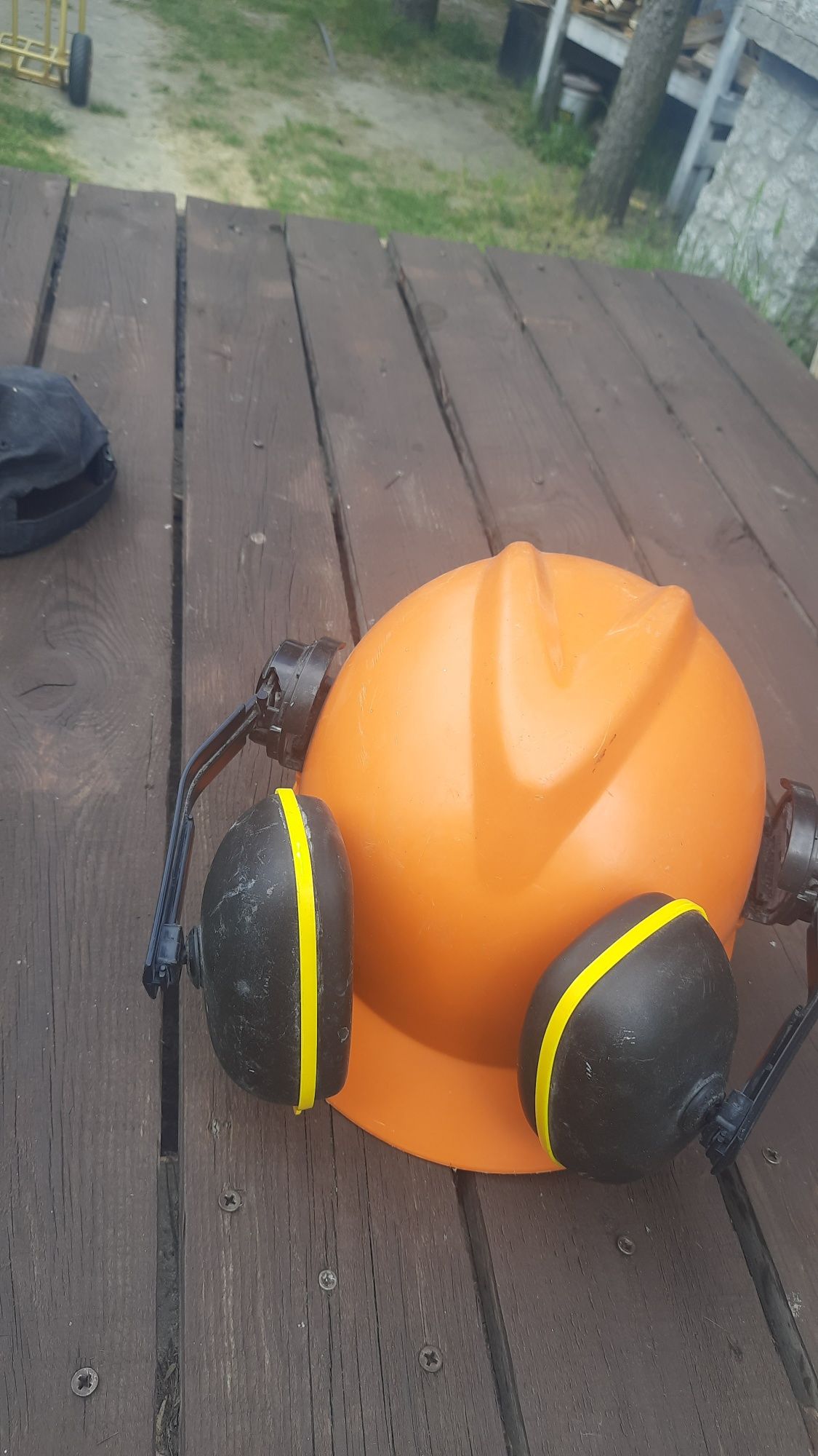 Kask ochronny z słuchawkami