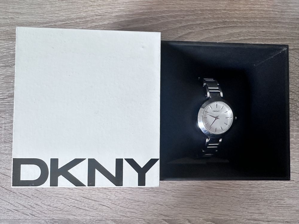 Zegarek damski DKNY – klasyka w srebrze | komplet z pudełkiem