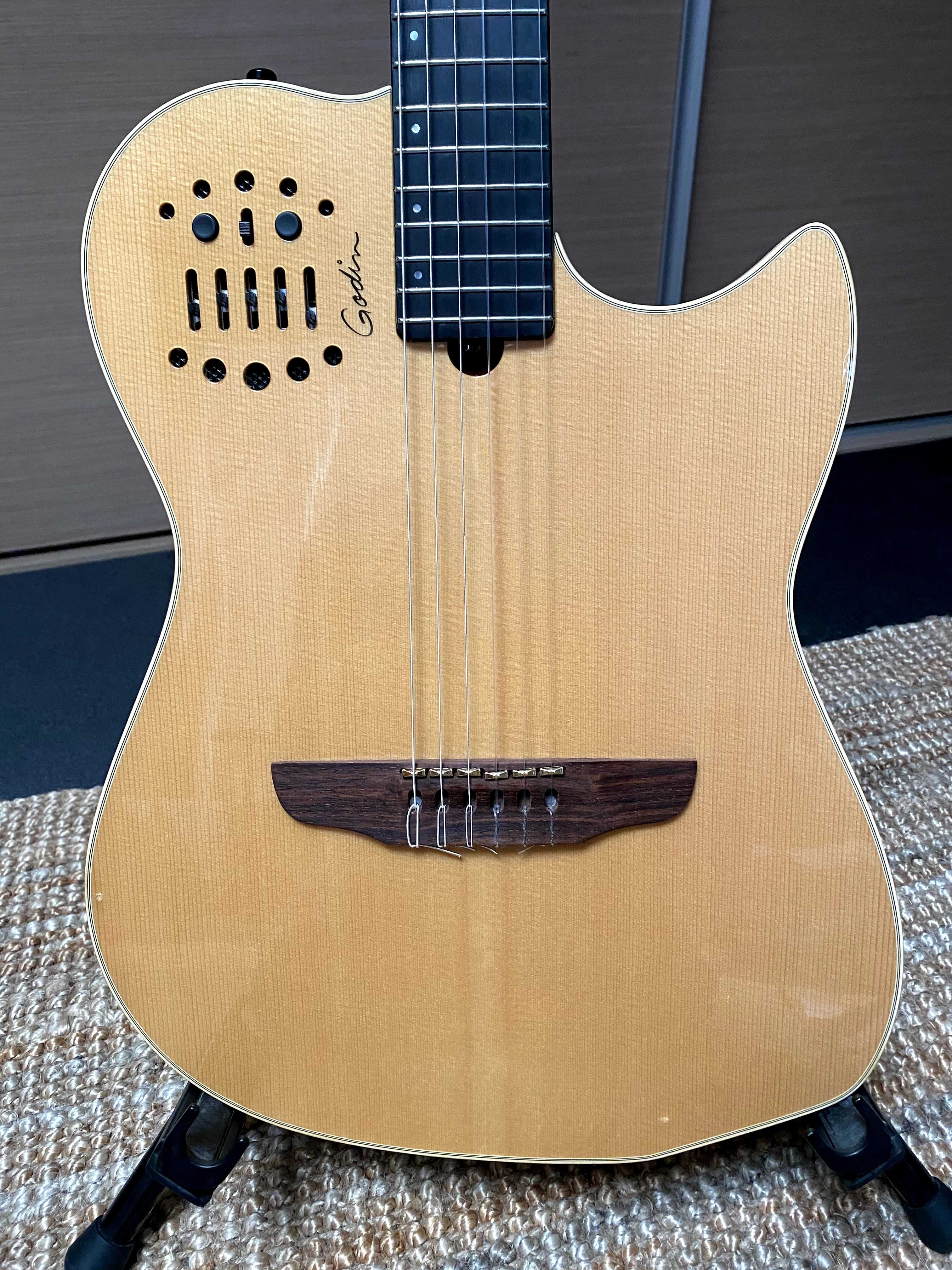 Godin Multiac Nylon SA – Guitarra com Sistema MIDI | Excelente estado