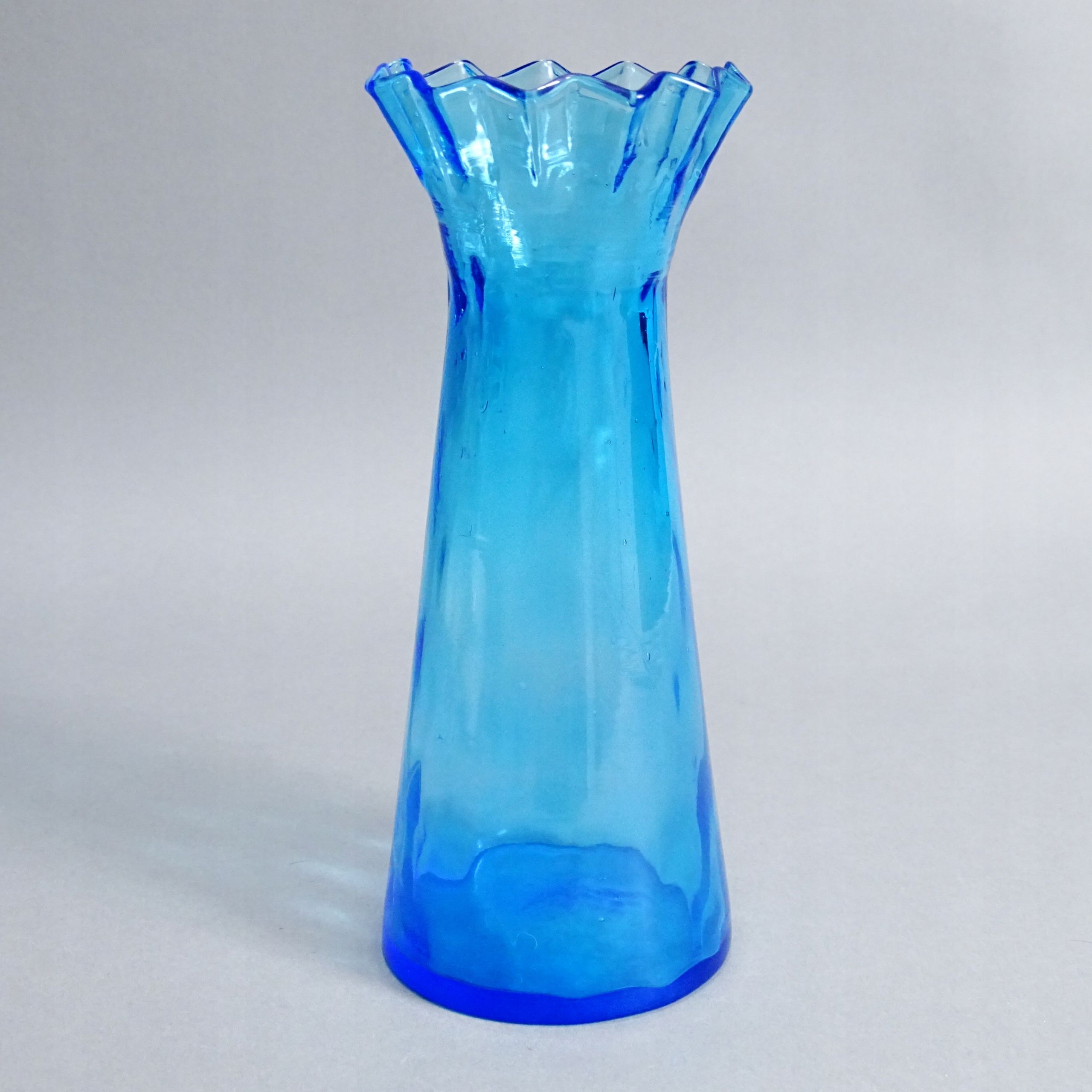 przełom xix/xx w. niebieski szklany wazon na hiacynty