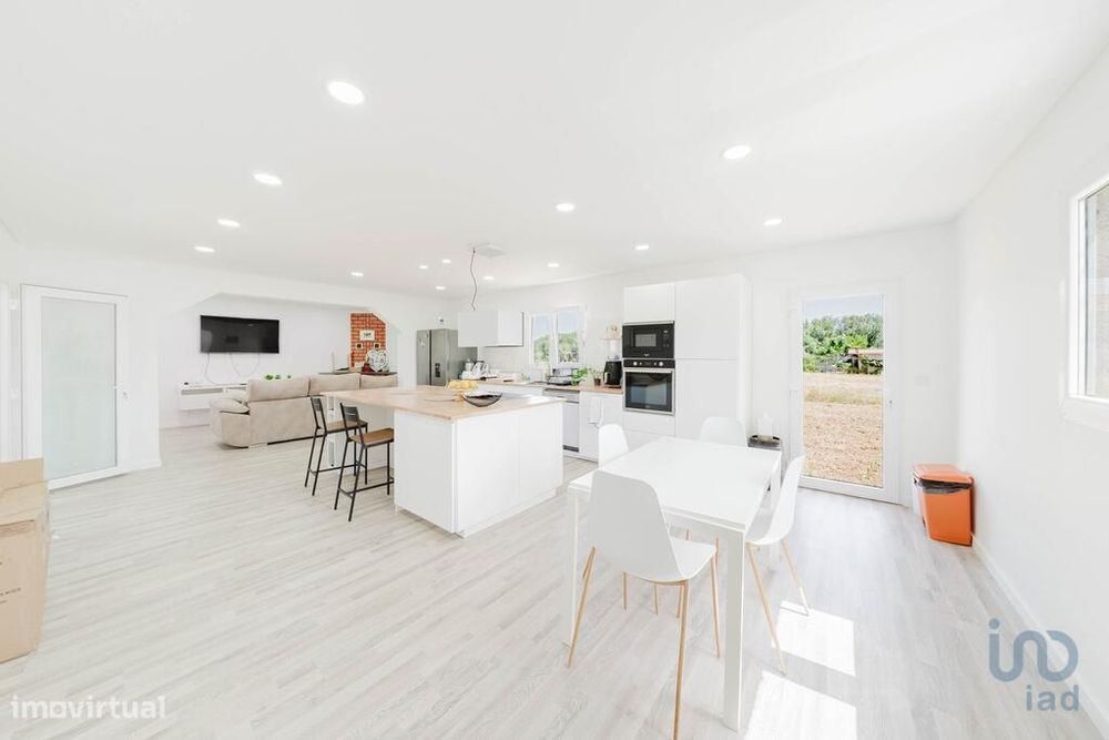 Casa T4 em Aguda de 336,00 m2