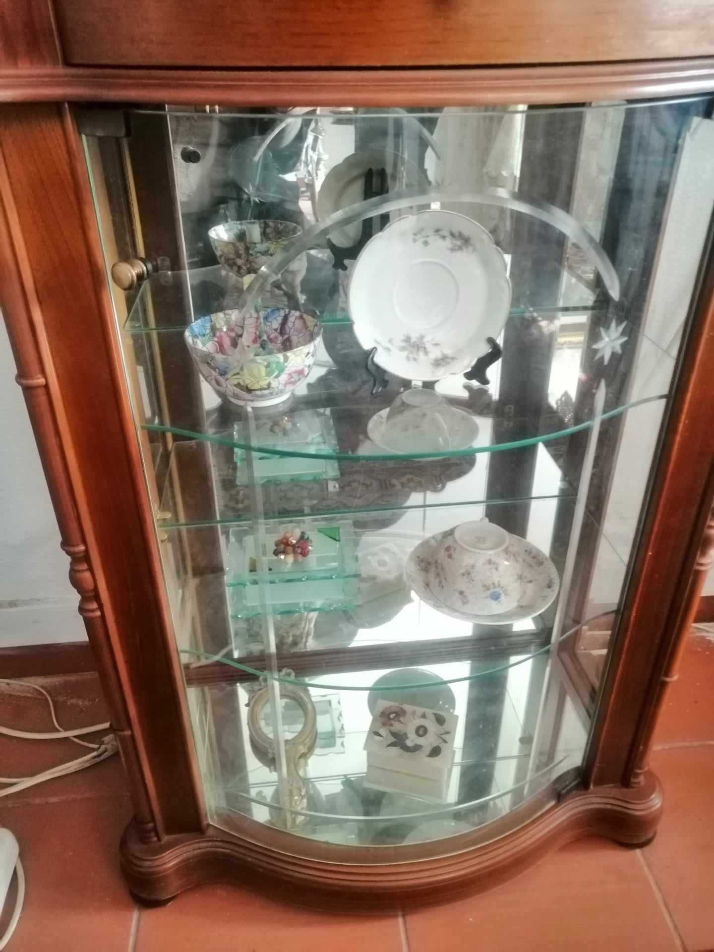 2 Móveis/ Vitrine em madeira maciça ( Vendo individual) Ler Descrição