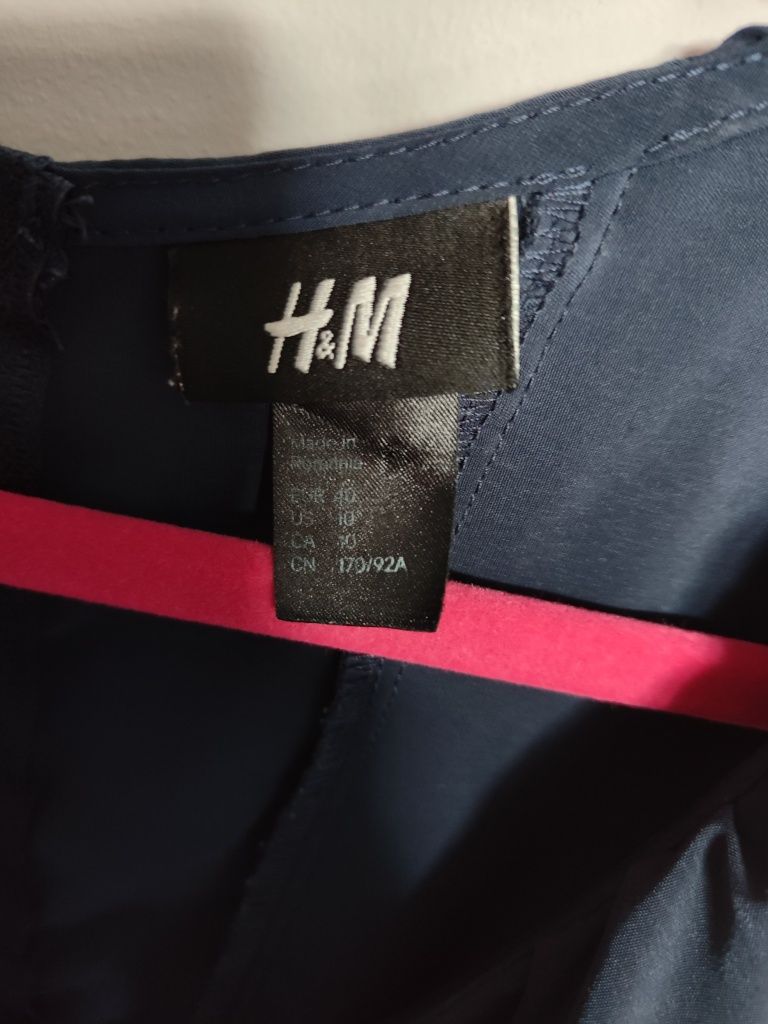 Granatowa sukienka suwak falbany rękawy bez rękawów H&M M