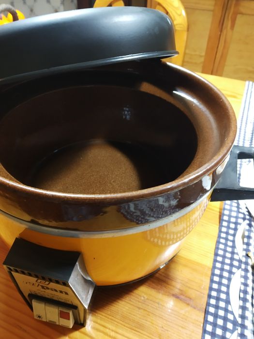 Panela elétrica em barro .