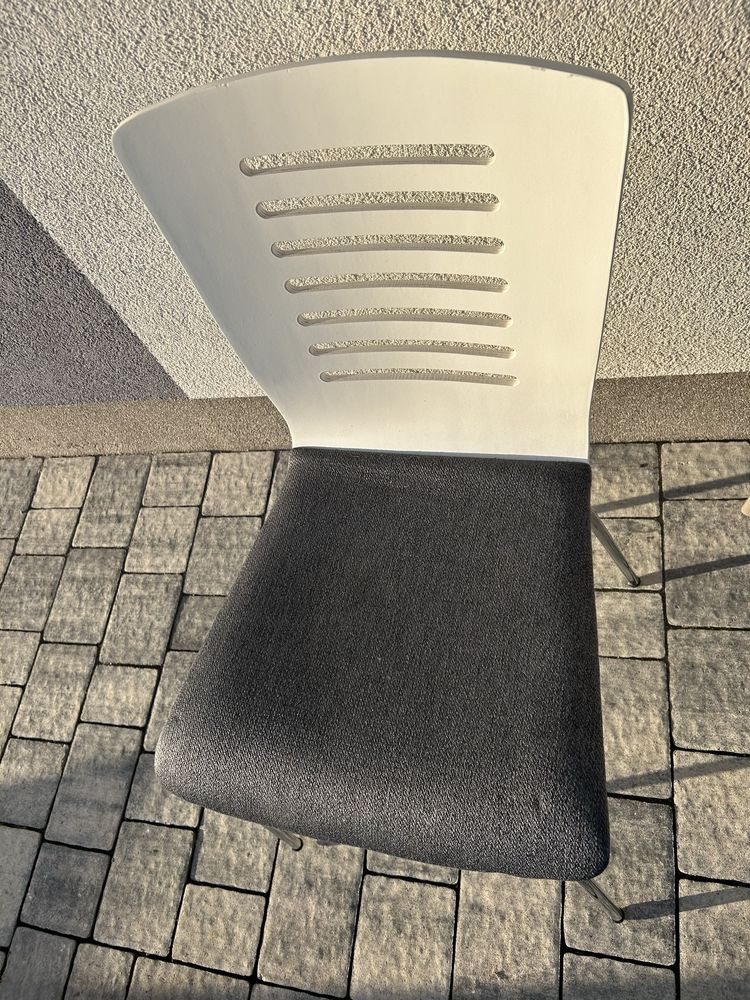 Krzeslo Nowe materialowo drewniane 1 szt