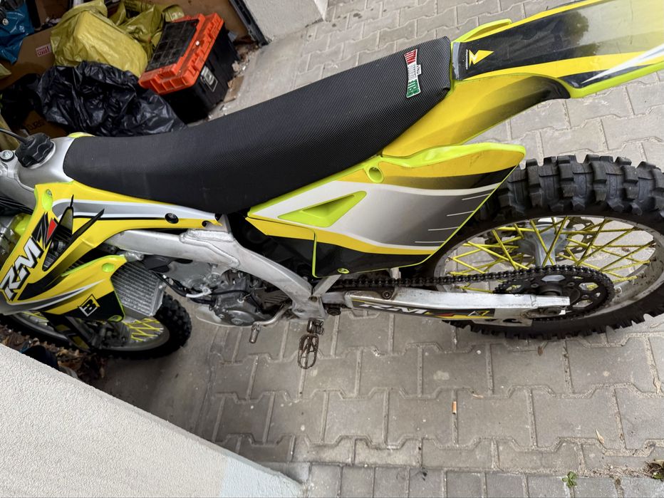 Cross Suzuki RMZ 450 z 2010 roku.