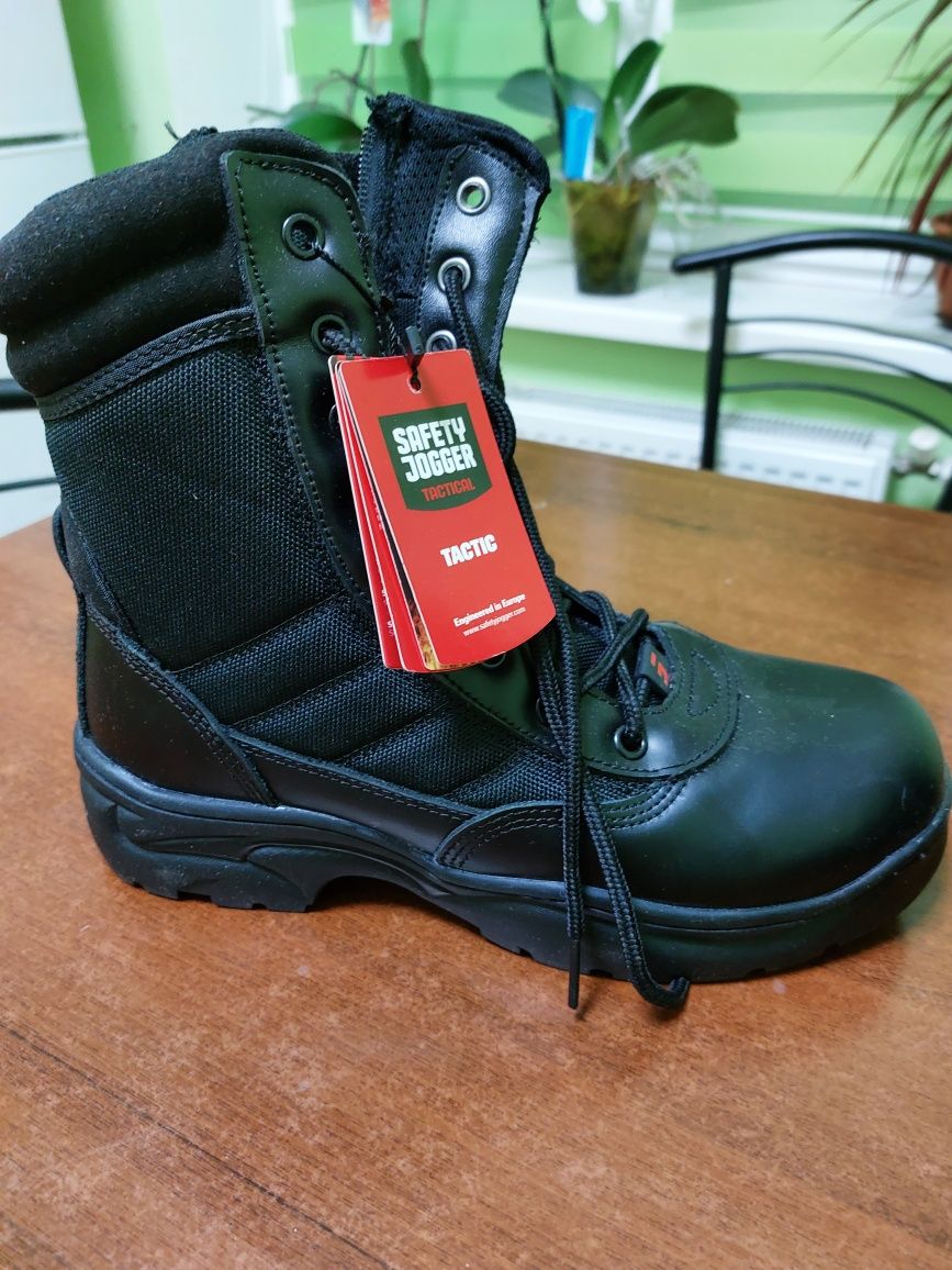 Продам нові берці  "Safety jogger"