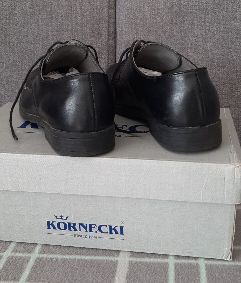 Kornecki - Buty komunijne czarne r.32