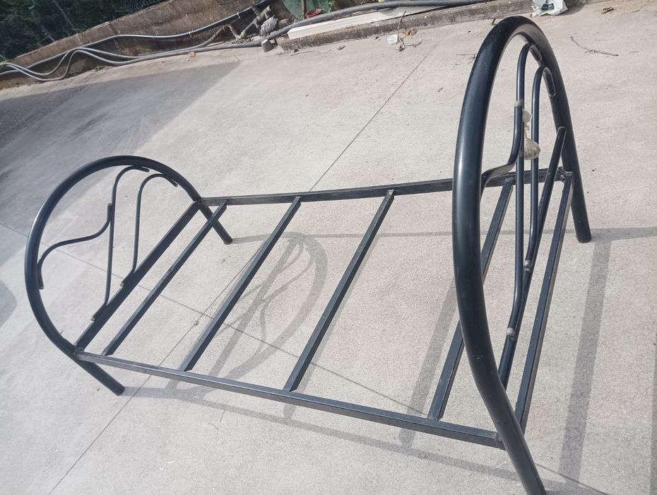 Cama individual em ferro