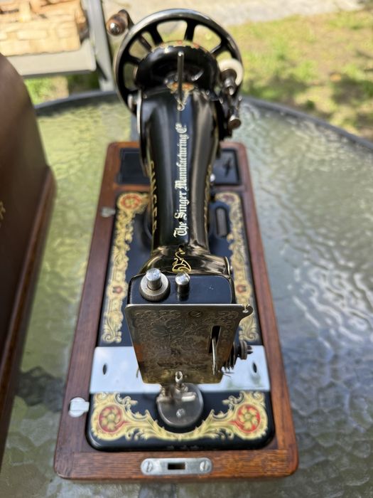Maszyna do szycia Singer 128K z 1933 r. z oryginalną pokrywą