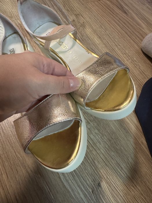 Босоніжки шкіряні на каблуку 38 р