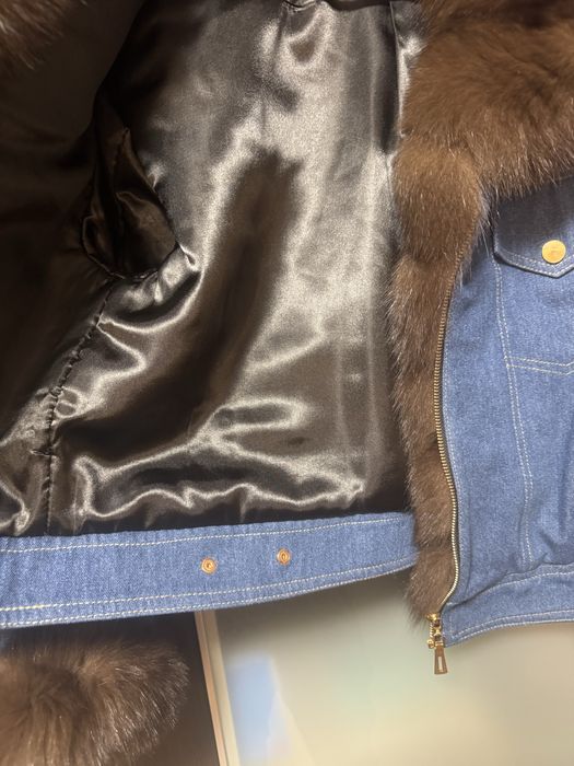 Продам джинсовую куртку с песцом