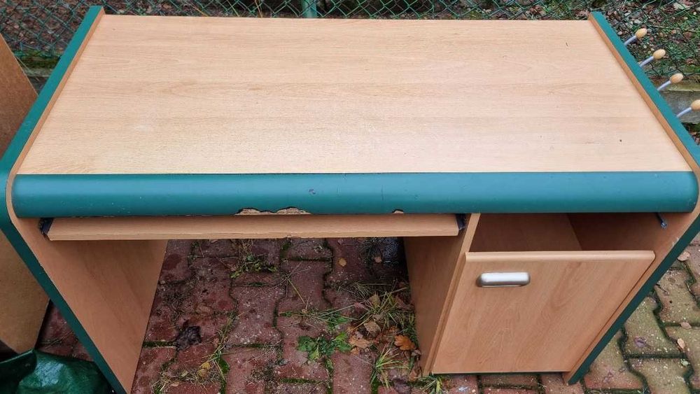 Biurko szkolne z szafką i wysuwaną półką na klawiaturę