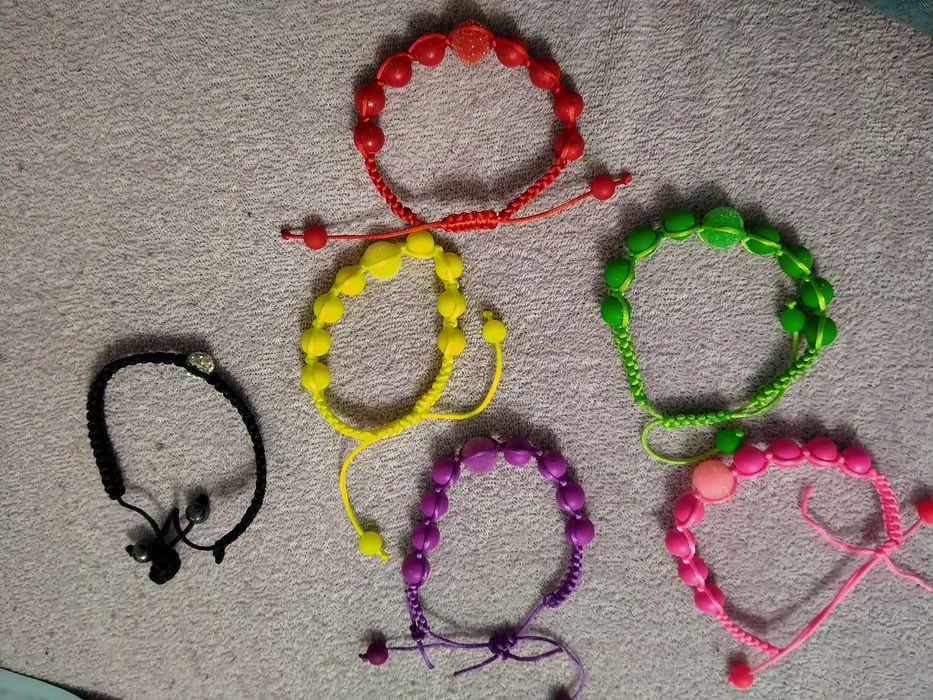 Sprzedam zestaw 6 bransoletek sznurkowych