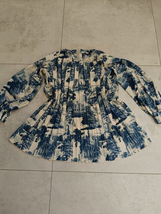 Plisowana sukienka oversize NA-KD