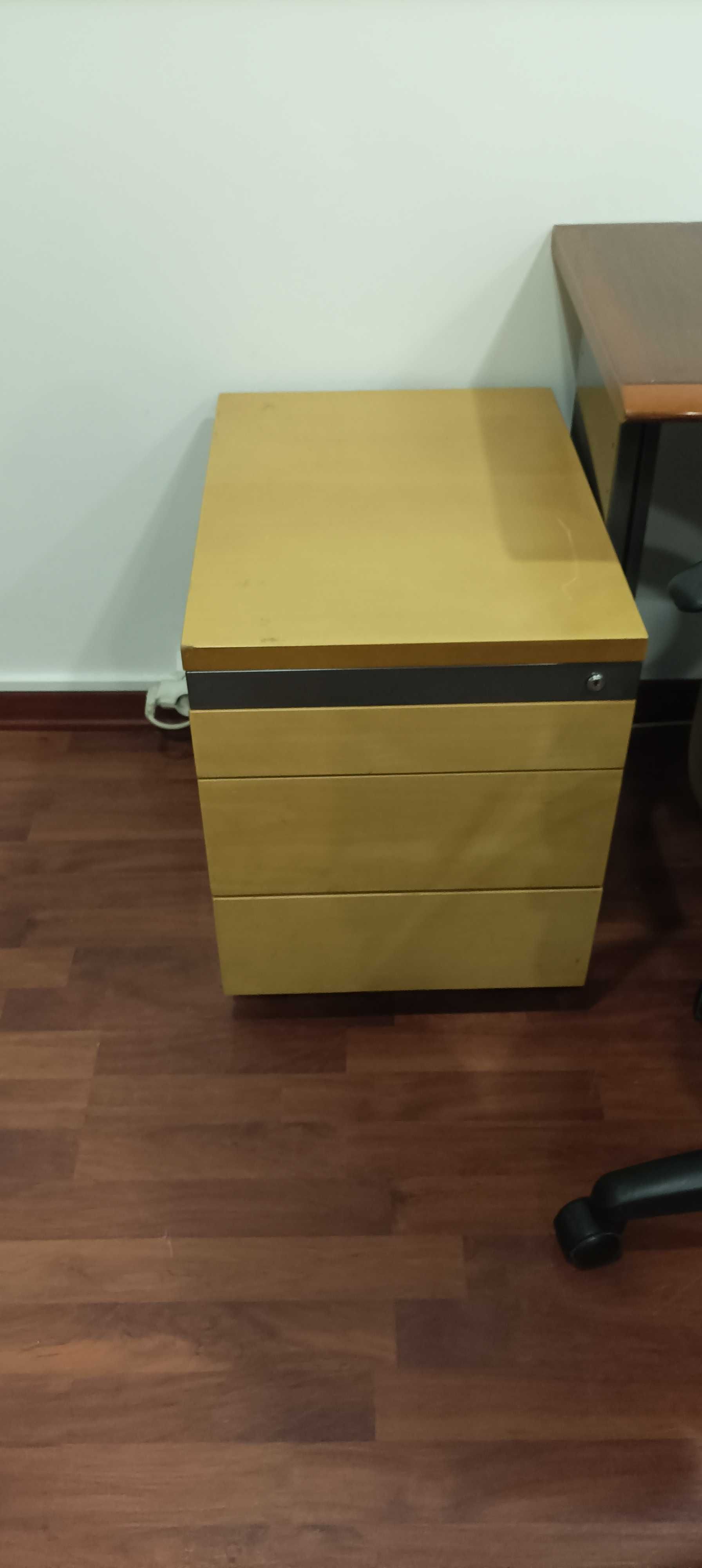 8 Mesas e Mobiliário de Escritório