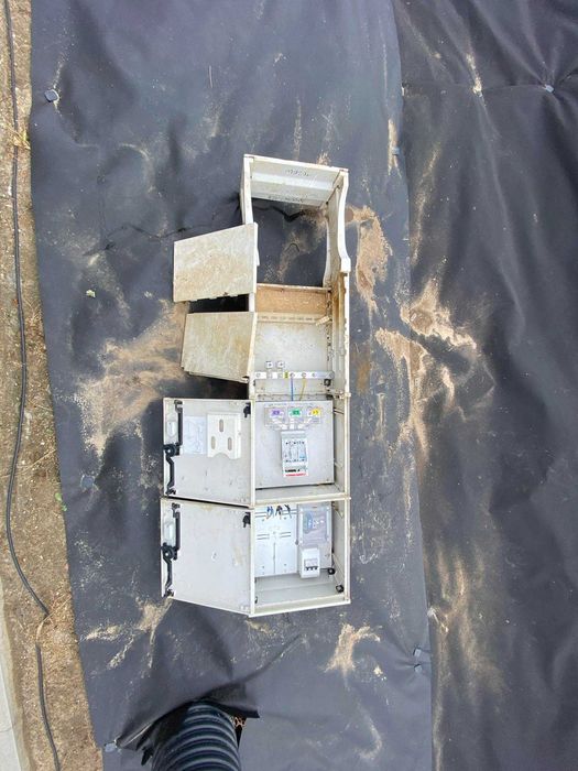 Rozdzielnica/skrzynka elektryczna budowlana na fundamencie