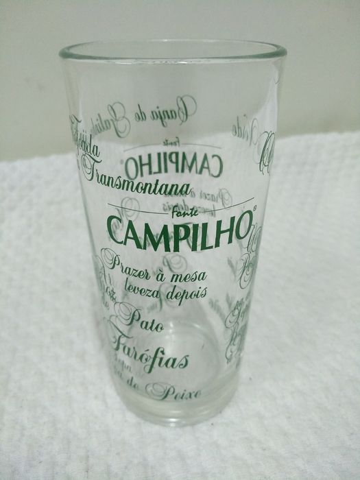 Variedade de copos antigos com publicidade para coleção