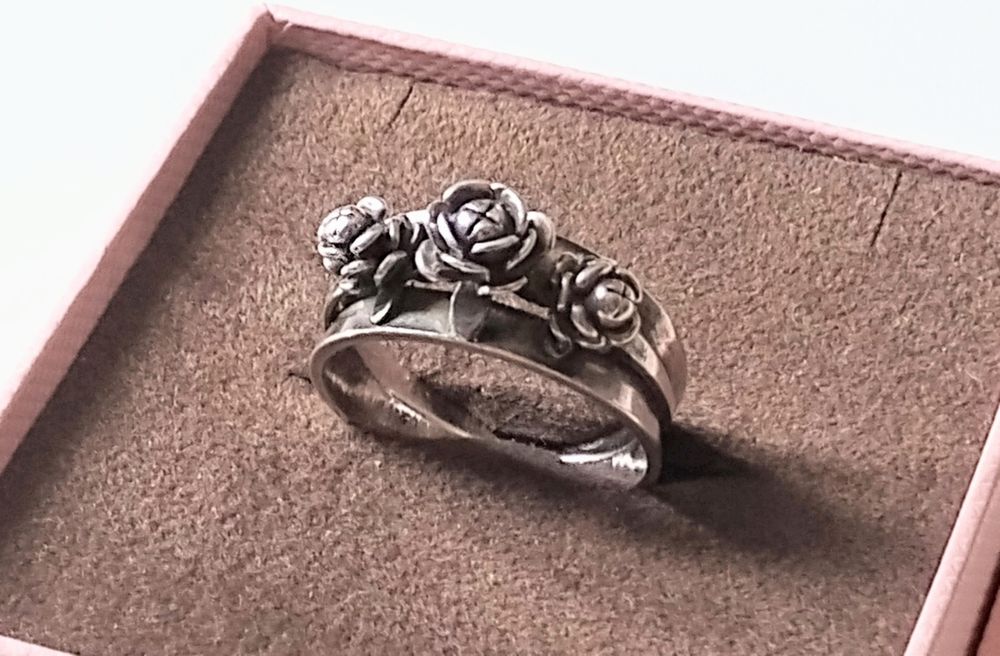 Srebrny  pierścionek Juwelia " Róże " PRL.