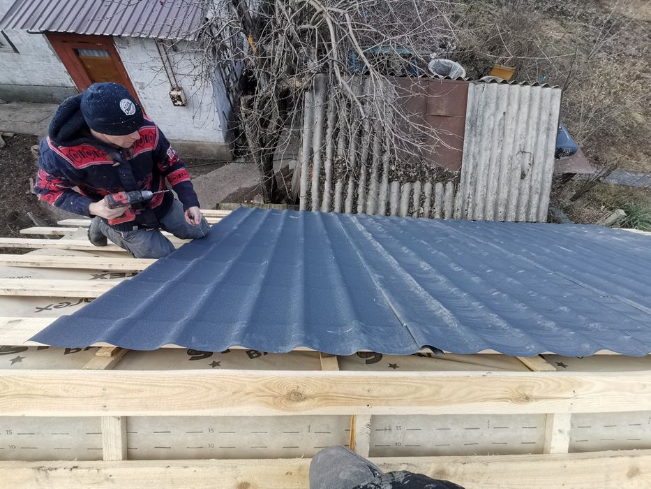 Ремонт крышь. Ремонт кровли. Крыша из металлочерепицы.