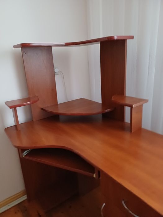 Комп'ютерний стіл