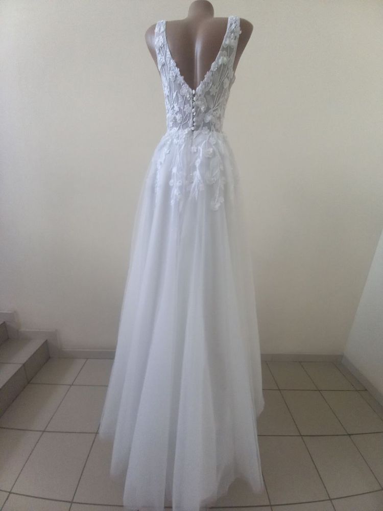 Свадебное платье со шлейфом.Размер 40-42! + кольца для платья.