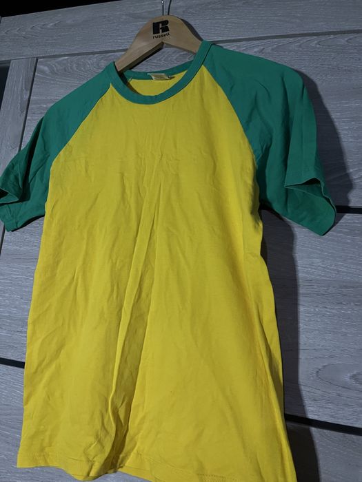 Футболки різних кольорів