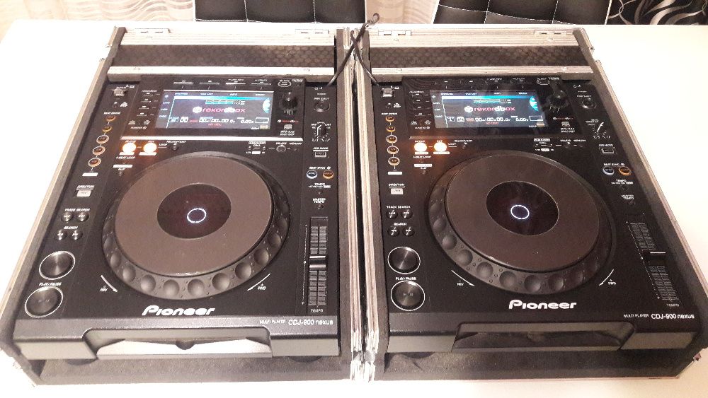 2 x Pioneer CDJ 900 NEXUS + case