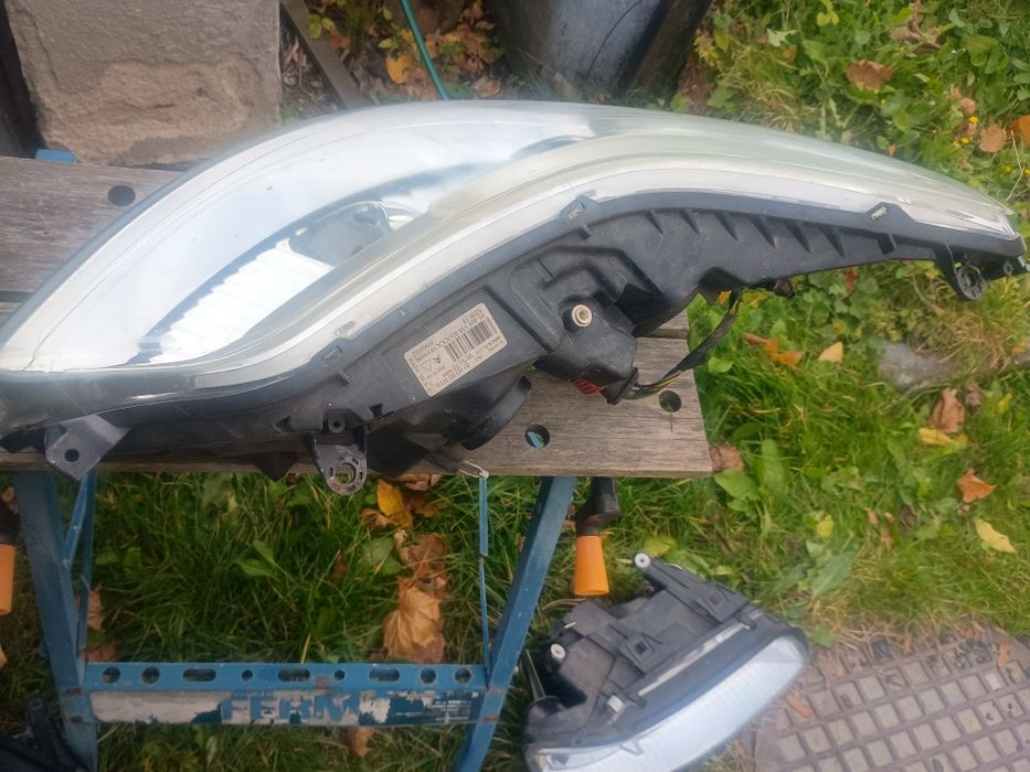 Citroen C4 lampa przednia prawa Valeo