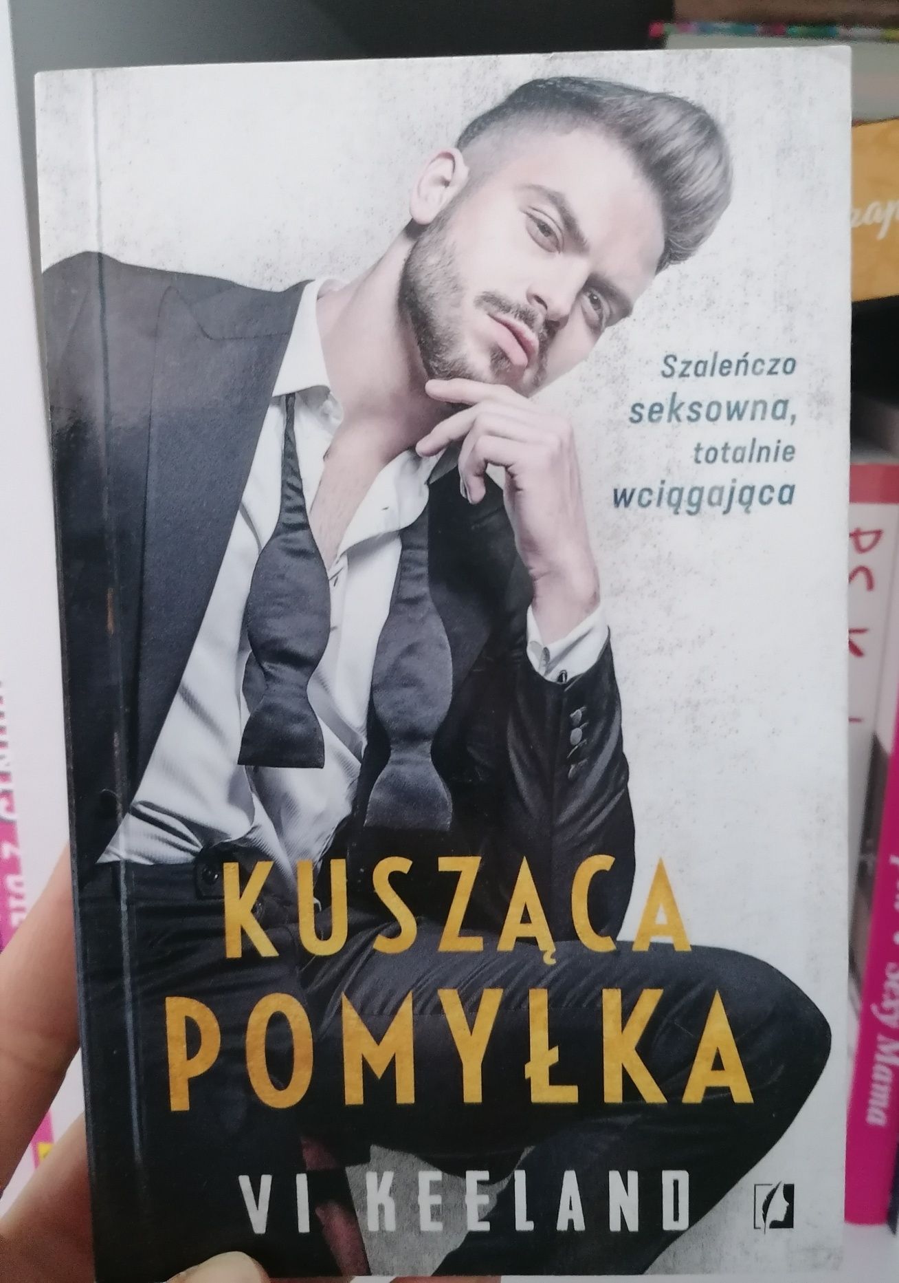 Książka - Kusząca pomyłka
Vi keeland
Romans profesora z asystentką aka