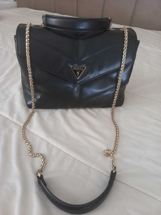 Mala Guess preta almofadada