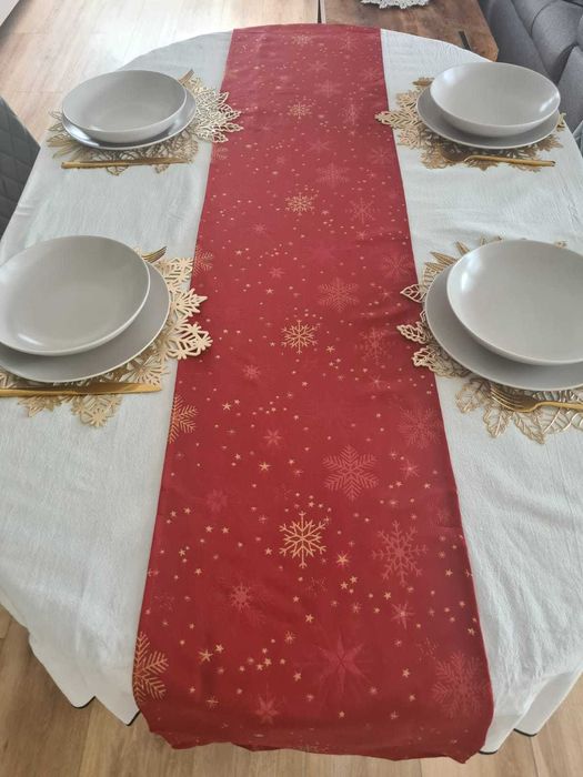 Świąteczny czerwony bieżnik w gwiazdki – idealny na stół Home&You